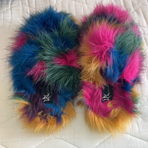 LF Fluffy Slippers - Picture 3 of 3